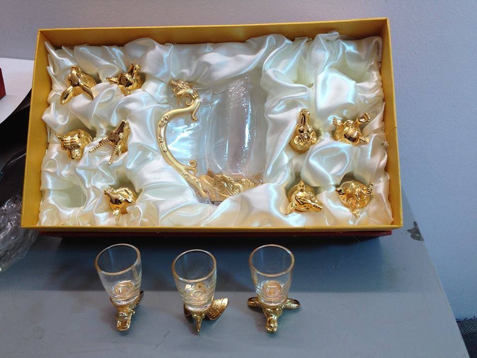 Bộ ly mạ vàng 12 con giáp là món quà cuối năm đặc biệt, rất ấn tượng nhưng “nặng vốn”.